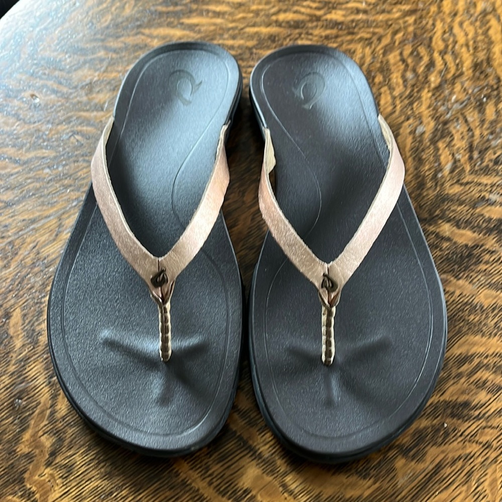NWOT OluKai 🌺 Ho'ōpio Hawaiian Flip-flops rose gold